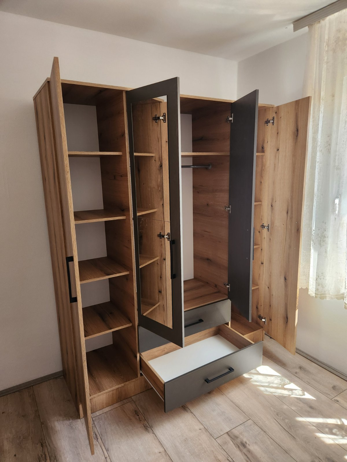 Plakar sa otvorenim vratima i policama