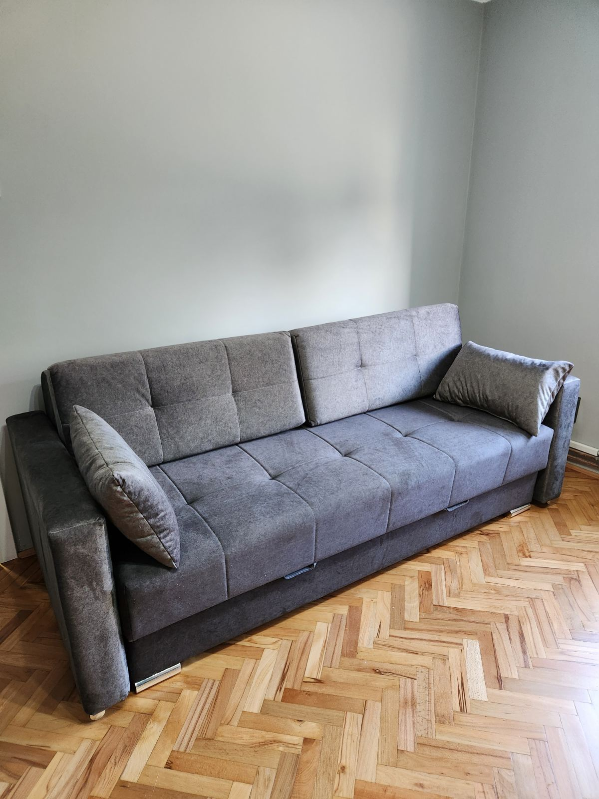 Sivi trosed sa jastucima
