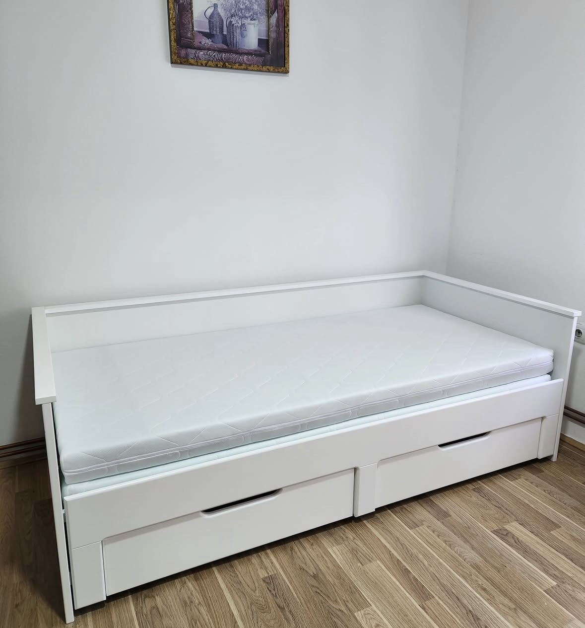 Beli krevet na razvlačenje sa fiokama