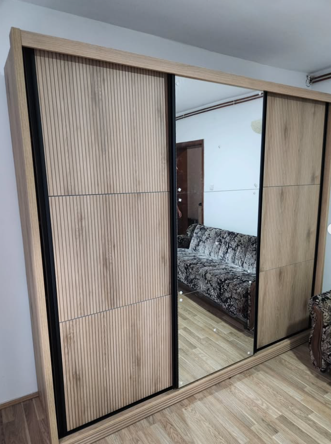 Plakar sa kliznim vratima i ogledalom