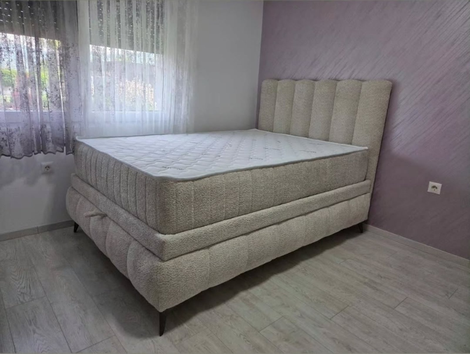 Tapaciran krevet Bouclé u spavaćoj sobi