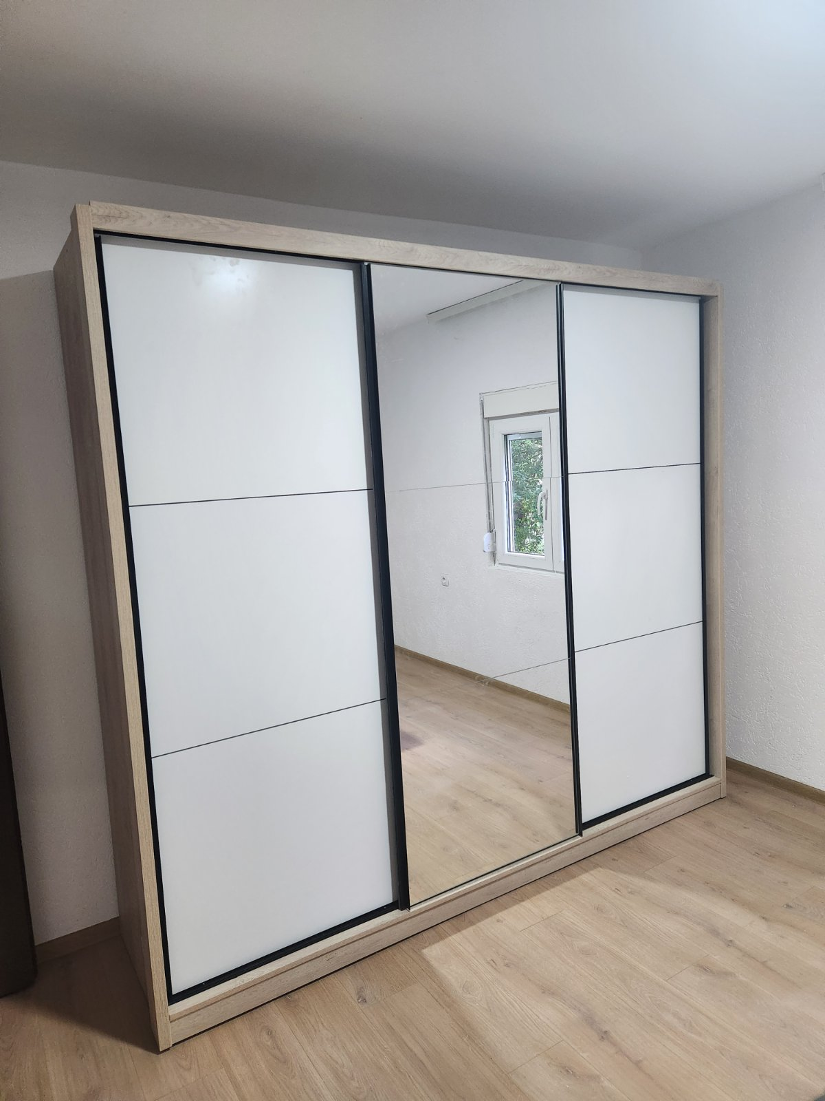 Plakar sa kliznim vratima i ogledalom